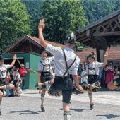 Buntes Treiben im Bergsteigerdorf