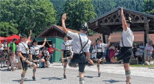 Die Kinder des Trachtenvereins D’Geigelstoana zeigten entlang der Dorfstraße am Samstagnachmittag ihr Können.Fotos Kirchner