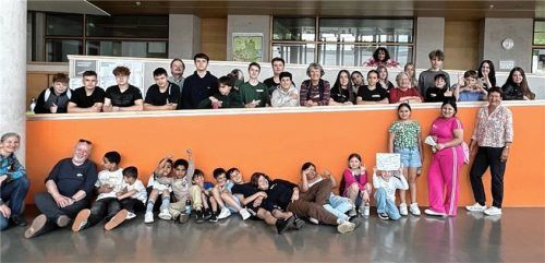 Die Klasse 8cv nahm am Ehrenamtstag teil und empfing den Helferkreis Migration Bad Aibling. Foto re