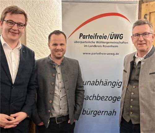 Die Kreisvorsitzenden der Parteifreien im Landkreis, Georg Huber (rechts) und Christoph Schneider (links), begrüßen Thomas Rothmayer (Bürgermeisterkandidat in Kolbermoor) in ihren Reihen.Foto ÜWG / Parteifreie