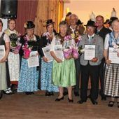 Trachtenverein segnet neues Feldkreuz