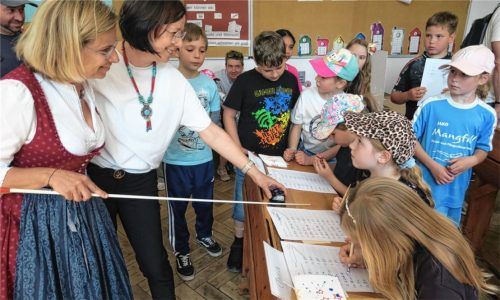 Die Lehrerinnen Claudia Schunko (links) und Inge Ulbert (rechts) wiesen die Schulkinder in die 1911 eingeführte Sütterlinschrift ein. Fotos Baumann