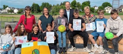 Die Leiterin der fairtrade-Steuerungsgruppe Sabine Balletshofer-Wimmer (Dritte von rechts) überreichte die Bälle an (hinten, von links) Klassenleiterin Andrea Hanke, Konrektorin Susanne Jägerbauer und Rektor Markus Rinner. Foto  Sedlbauer