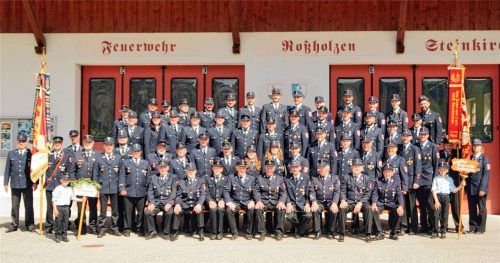 Die Mitglieder der Feuerwehr Roßholzen und Steinkirchen laden zum Jubiläumsfest ein. Foto Dei