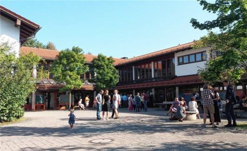 Die Mittagsbetreuung in der Grundschule Grabenstätt soll von 75 auf 100 Plätze erweitert werden. Architekt Gerhard Schuster stellte nun im Gemeinderat die Entwurfsplanung für die aufwendigen Umbauarbeiten vor, die zu Sommerferienbeginn starten könnten. Foto  Müller