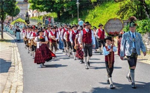 Die Musikkapelle Kiefersfelden führte den Festumzug an.