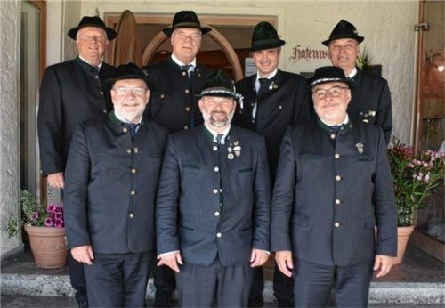 Die neue Vorstandschaft des Veteranen- und Kriegervereins Seebruck: (hinten von links) Michael Klinger (Beisitzer), Erwin Heistracher (Schriftführer), Korbinian Spieß (Kassier), Klaus Mayer (Beisitzer) sowie (vorne von links) Hans Heistracher (Fähnrich), Bernhard Hauser (Vorsitzender) und Harry Schmieg (Zweiter Vorsitzender).Foto Donhauser