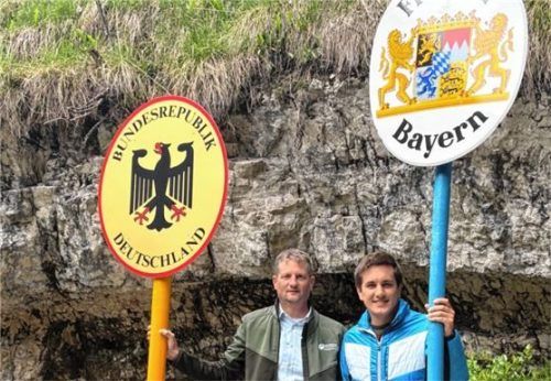 Die neuen Grenzschilder am Staubfall sind montiert und begrüßen Wanderer an der bayerisch-österreichischen Grenze. Mit dabei waren (links) Forstbetriebsleiter Joachim Keßler und Bürgermeister Justus Pfeifer.Foto  Gemeinde Ruhpolding