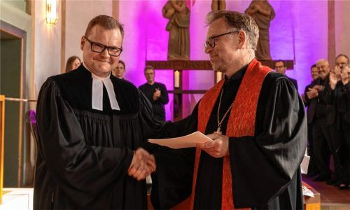 Die Ordination des neuen evangelischen Pfarrers Dr. Matthias Kauffmann (links), hier mit Regionalbischof Thomas Prieto Peral, war ein wunderschöner und bewegender Akt – darin sind sich Geistlichkeit und Gläubige einig. Foto kratschmayer