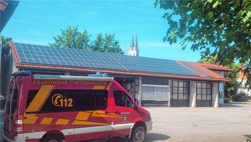 Die Photovoltaikanlage auf dem gemeindlichen Bauhof. Im Hintergrund sind die Türme der Basilika zu sehen. Foto stache