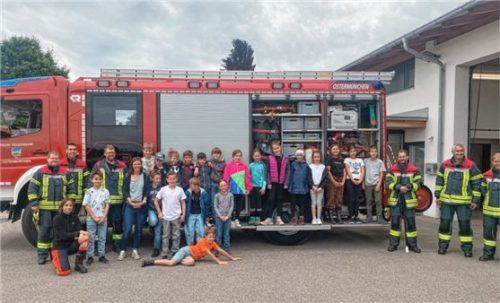 Die Schüler, hier vor dem großen Feuerwehrfahrzeug, zeigten sich von ihrem Besuch bei der Ostermünchener Wehr schwer begeistert. Fotos stache
