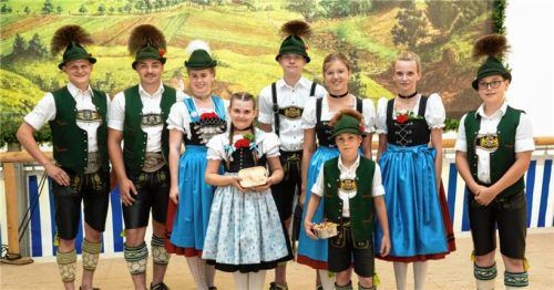 Die Sieger: (von links) Sebastian Obermüller, Elias Huber, Michaela Rosenwink, Ida Kurz, Sebastian Lackerschmid, Anna Bauer, Korbinian Obermaier, Eva Hamm sowie Maxi Osterhammer.