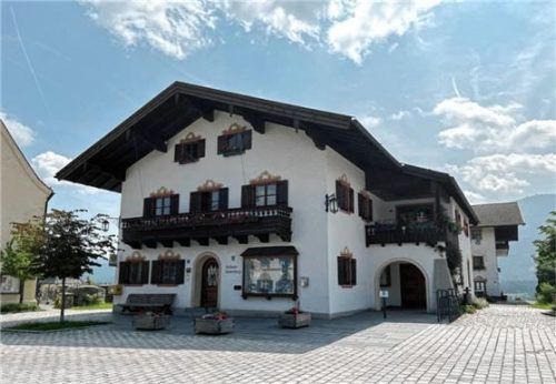 Die Starkregenereignisse im Juni 2024 belasten die Gemeinde (hier das Rathaus in Törwang) finanziell sehr.

Foto Deindl