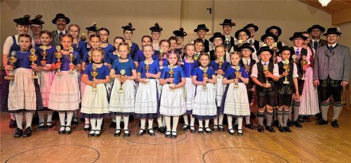 Die Teilnehmer des Preisplattelns präsentierten nach der Siegerehrung stolz ihre Pokale. Foto  Trachtenvereins d’Neuburgler Vagen