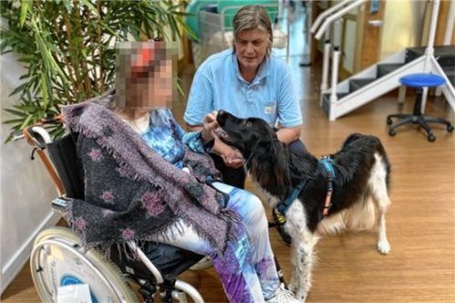Die Therapieeinheit ist zu Ende, ein paar Momente mit Oreo und Therapieleitung Michaela Kreitmair bleiben der Patientin noch.