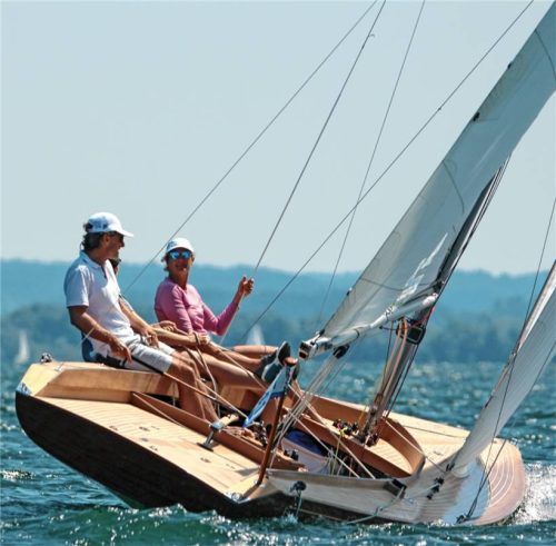 Die traditionsreiche Regatta um das „Blaue Band“ lockte bei strahlend blauem Himmel 105 Segelboote auf den Chiemsee.Foto Lenny Crantor