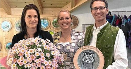 Die besten Tattenhausener Schützen: (von links) Schützenliesl Sabine Simbeck, Schützenkönigin Sabine Rieder und Jens Rieder. Foto Sportschützen Tattenhausen