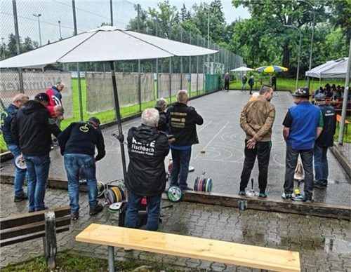 Die Turnierteilnehmer trotzten dem Regen. Foto re