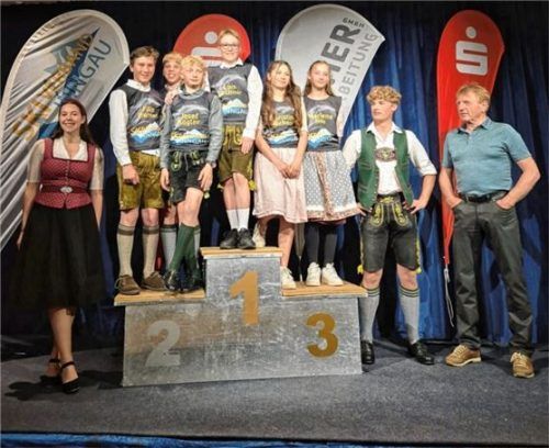 Die U14-Inngau-Mannschaft und ihr Trainer Harald Fietz (rechts), unterstützt von Hannah Bauer und Luis Kleine, sind startklar für die kommende Saison.Foto Petra Niklas