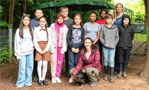 Die Umwelt AG der Altöttinger Weiß-Ferdl-Mittelschule unter der Leitung von Sandra Schöler (hinten) und Katharina Hofer (vorne) erzielte 2024 den dritten Platz. Foto  Byodo Naturkost