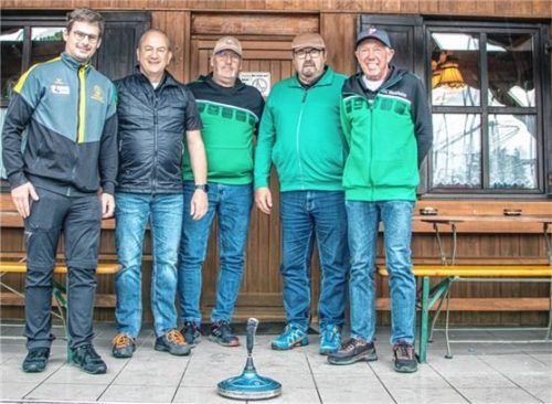 Die ungeschlagenen Sieger aus Waldheim vor der Stockschützenhütte mit (links) Sportwart und Wettkampfleiter Sebastian Pronberger. Foto  Stache