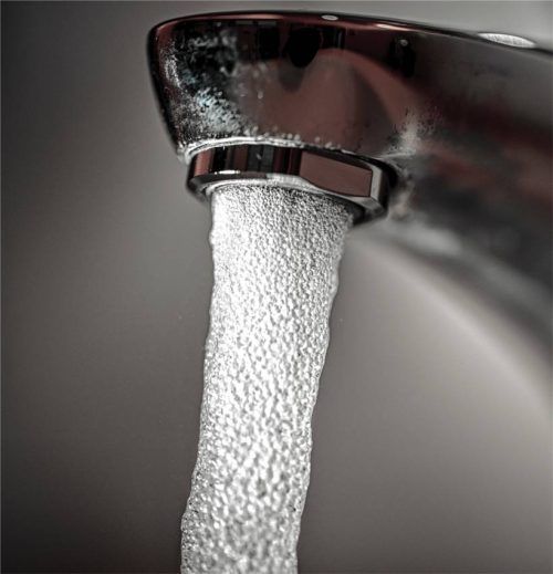 Die Versorgung mit sauberem Trinkwasser ist eine der elementaren Aufgaben der Kommunen. In Prutting und Söchtenau hat man dazu einen gemeinsamen Zweckverband gegründet. dpa