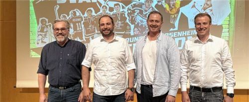 Die Vorstandschaft der Starbulls Rosenheim um (von links) Hans-Peter Schwarzfischer, Marcus Thaller, Stephan Gottwald und Raphael Bernegger will den Verein für die Zukunft aufstellen. Foto Baumeister