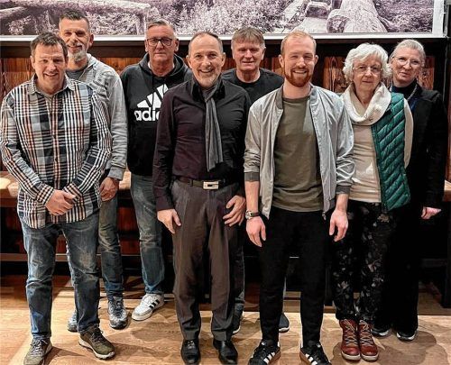 Die Vorstandschaft des neuen Vereins „Bürger für Siegsdorf“: (von links) Beisitzer Roman Merkel und Oliver Havel, Kassier Andreas Hochreiter, Vorsitzender Dr. Christian Gerhart, Beisitzer Hans Geiger, Zweiter Vorsitzender Michael Hobmaier, Schriftführerin Dorothea Freund und Kassenrprüferin Kerstin Gerhart. Foto  KRAMMER