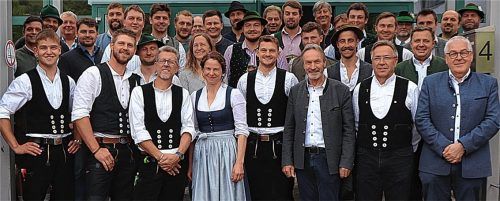 Die Zimmerer-Familie freut sich über erfolgreiche junge Meister. Politiker und Handwerk gratulieren.Foto wittenzellner