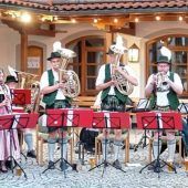 Böhmische Blasmusik begeistert auf dem Rathausplatz in Siegsdorf