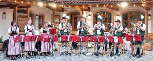 Die zwölfköpfige „Böhmische“ der Musikkapelle Vogling-Siegsdorf spielt vor dem Siegsdorfer Rathaus.Foto krammer