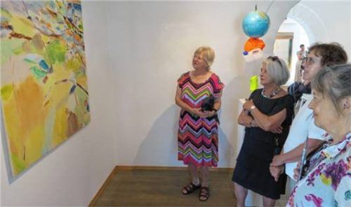 Diese Vernissage-Besucherinnen zeigten großes Interesse am Bild „Mimesis“ von Angela Stauber.