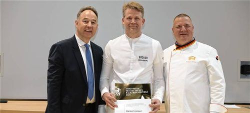 Dr. Friedemann Berg, Geschäftsführer des Zentralverbands des Deutschen Bäckerhandwerks (links), und Roland Ermer, Präsident des Zentralverbands des Deutschen Bäckerhandwerks (rechts), gratulieren Stefan Greimel zur Auszeichnung.

Foto Zentralverband des Deutschen Bäckerhandwerks