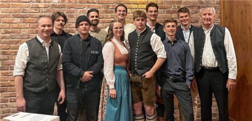 Dreieinhalb Jahre dauert die Ausbildung im Sanitär-, Heizungs- und Klimatechnik (SHK-) Handwerk. Bei der Freisprechungsfeier beim Hirzinger in Söllhuben im April bekamen alle Azubis, die ihre Ausbildung erfolgreich abgeschlossen haben, ihren Gesellenbrief überreicht. Die zehn besten Azubis ihres Jahrgangs wurden dabei besonders von Obermeister Florian Stein (links) und Prüfungsausschussvorsitzendem Josef Gantner geehrt. Foto kirchner