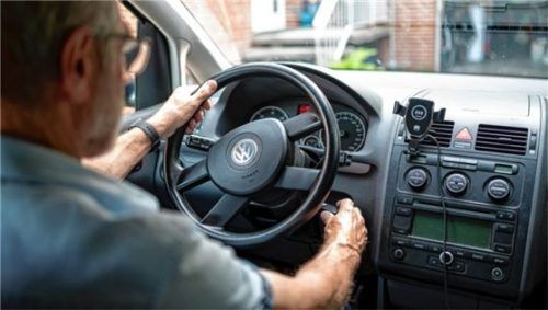 Ein älterer Mann steckt den Schlüssel in das Zündschloss eines Autos. Nach mehreren Unfällen älterer Autofahrer gibt es Fragen zu deren allgemeiner Fahrtauglichkeit. Foto dpa