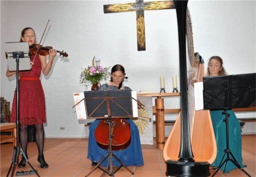 Ein außergewöhnliches Konzert gaben (von links) Constanze Germann-Bauer (Violine), Regina Brandner (Cello) und Verena Meurers-Zeiser (Harfe). Foto  Wunderlich