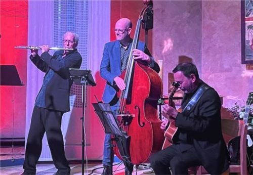 Ein bewegender Zusammenklang: August Zirner (Querflöte und Texte), Sven Faller (Kontrabass) und Philipp Stauber (Jazzgitarre). Foto kirchner