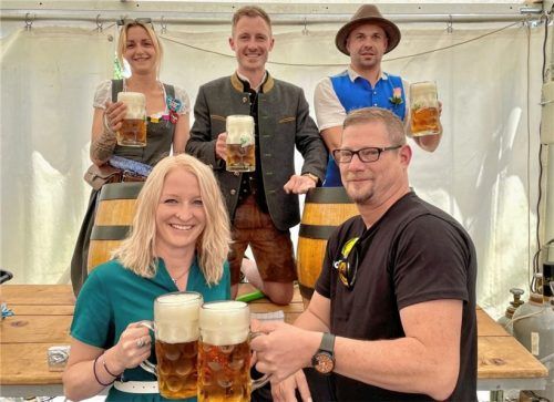 Ein letztes Prosit aufs diesjährige Pfingstvolksfest: (vorne von rechts) Festwirt Andreas Mörz und Rosi Riepertinger von der Büroorganisation mit Restaurantleiter Timm Wellge (hinten Mitte) und den Bedienungen Katy und Sebastian. Fotos Neuwirth
