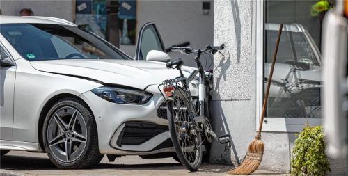 Ein Mercedes-Fahrer (85) aus München ist am Freitag in Grabenstätt in eine Hausmauer gekracht.Foto 112News/M.Benje