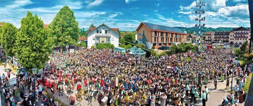 Ein Moment für die Geschichtsbücher: Mehr als 1200 Musikanten aus mehr als 30 Blaskapellen des Bezirks Inn-Chiemgau vereinten sich beim großen Gemeinschaftschor am Rohrdorfer Dorfplatz. Fotos Nitzsche