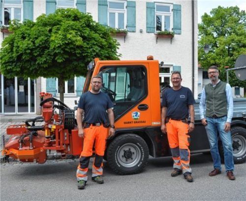 Ein neues Bauhoffahrzeug wurde mit diesem Ladog in Betrieb gestellt. Bürgermeister Stefan Kattari (rechts) übergab dieses Bauhofleiter Michael Höger (Mitte) und dem Stellvertreter Florian Hofmann.Foto  Eder.