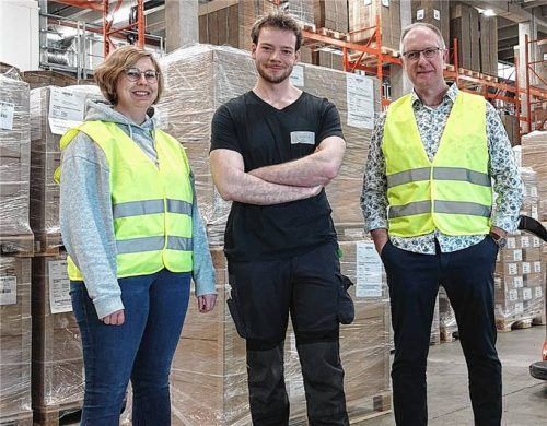Ein starkes Team: (von links) Integrationsbegleiterin Michaela Paul, Christopher Weinberger und Ausbildungsleiter Peter Troffer von Aenova in Bad Aibling. Foto Giftthaler/Bezirk Oberbayern