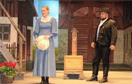 Ein stiller, eindringlicher Moment: Rosalie (Marlene Obermair) hadert mit ihren Gefühlen, während Franz (Matthias Reiter) um ihre Zuneigung kämpft – ein zentrales Motiv der Inszenierung zwischen Zweifel, Nähe und der Suche nach einem gemeinsamen Weg. Foto Steffenhagen