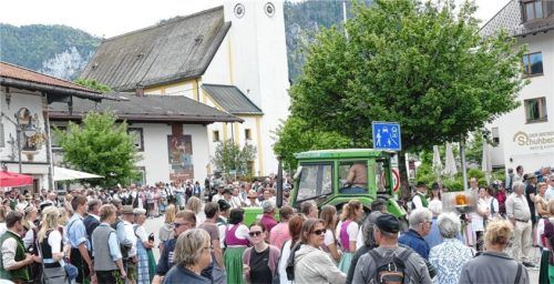 Ein stimmungsvolles Programm erwartet die Besucher auch bei der diesjährigen Inzeller Pfingstroas. Neben zahlreichen Traktoren sind verschiedene Musikgruppen im ganzen Ort verteilt. Das Bild zeigt die Veranstaltung des Vorjahres. Foto  Archiv Wegscheider