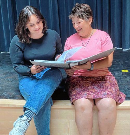 Ein unverzichtbarer Begleiter: Vero Reiser (links) und Elke Netscher studieren den Ordner, in dem alle wichtigen Regieanweisungen für die Proben enthalten sind. Foto Kotter