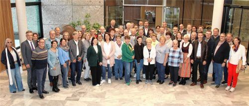 Ein Viertel der Bevölkerung in Bayern wird in weniger als 20 Jahren über 65 Jahre alt sein. Die Seniorenbeauftragten, Bürgermeisterinnen und Bürgermeister sowie Landrat Otto Lederer (Zweiter von links) beschäftigten sich mit der Frage, wie sie möglichst lange in ihrem vertrauten Umfeld wohnen blieben können. Ein konkreter Lösungsvorschlag ist ein Quartiersmanagement. Foto Landratsamt Rosenheim.