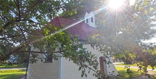 Ein wahres Juwel, die Aindorfer Kapelle wird von der Abendsonne angestrahlt.Foto emk