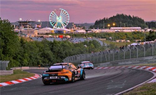 Eindrücke, die nur das 24-Stunden-Rennen bietet: Der Streckenabschnitt „Hatzenbach“ auf der Nordschleife, mit Blick auf die Grand-Prix-Strecke.Foto IMAGO/Augst / Eibner-Pressefoto