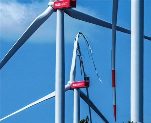 Eine erst vor wenigen Wochen errichtete Windkraftanlage steht mit einem zerbrochenen Rotorblatt in einem Windpark. Foto dpa