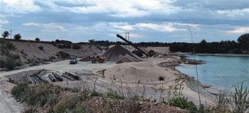Eine Kiesgrube der Gebrüder Adler in Edling. In der Mitte des Bildes ist ein Abbaugebiet zu sehen. Rechts davon hat schon die Renaturierung mit einem See mit steilem Ufer samt Böschung begonnen. Foto Weinfurtner